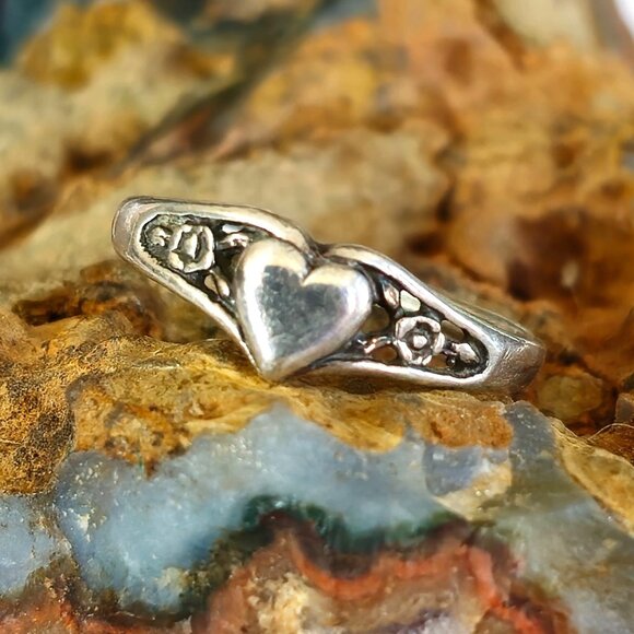 Unbranded Jewelry - VTG Sterling Silver Heart w/ Floral Cutout Accent Ring Size 6 Minimalist Gift